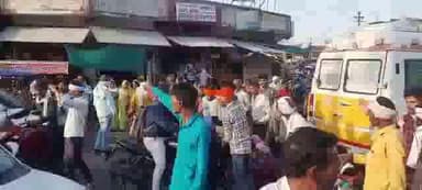 छतरपुर नगर: केन बेतवा लिंक परियोजना को लेकर धरने पर बैठे किसानों ने छत्रसाल चौराहे पर लगाया जाम, की नारेबाजी