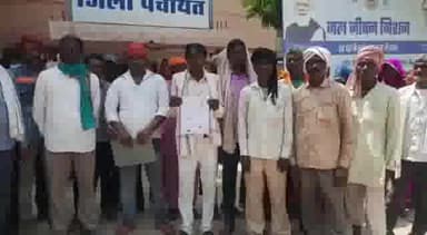 छतरपुर नगर: बेडरी गांव के ग्रामीणों ने भू-अधिकार के प्रमाण पात्रों को लेकर जनसुनवाई में कलेक्टर को सौंपा ज्ञापन