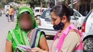 अनूपशहर: मिशनशक्ति अभियान के अंतर्गत एंटी रोमियो टीम द्वारा नगर में छात्राओं एवं महिलाओं को हेल्पलाइन नंबर देकर किया गया जागरूक