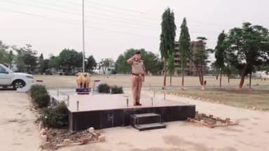 बलरामपुर: अपर पुलिस अधीक्षक ने पुलिस लाइन में पुलिस परेड का किया निरीक्षण