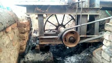 बिंद: जक्की गांव में बदमाशों ने आरा मशीन के नीचे रखे कुन्नी में लगाई आग, कुन्नी जलकर हुआ खाक।