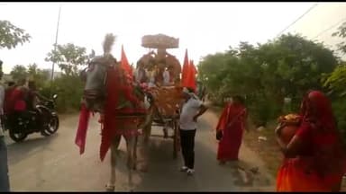 नूरसराय: नारी किशनपुर गांव से 721 श्रद्धालु महिलाओं के द्वारा गाजे-बाजे के साथ निकाली गई कलश शोभायात्रा।