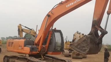 कोईलवर: सेमरा बालू घाट पर अवैध उत्खनन के मामले में एसपी और डीएम के नेतृत्व में की गई छापेमारी, दो पोकलेन मशीन की गई जब्त