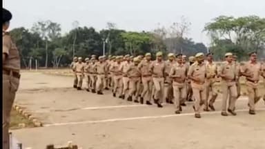 बलरामपुर: पुलिस लाइन बलरामपुर में अपर पुलिस अधीक्षक ने मंगलवार की परेड का किया निरीक्षण, स्वस्थ रहने के लिए पुलिस बल को लगवाई दौड़