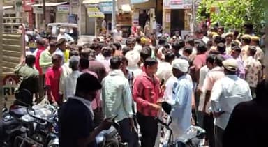 सलूम्बर: देवगांव सरपंच के साथ मारपीट को लेकर ग्रामीणों ने किया प्रदर्शन व जिला कलेक्टर के नाम एसडीएम को सौंपा ज्ञापन