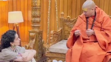 हरिद्वार: फिल्म अभिनेत्री कंगना रनौत पहुंची हरिद्वार, चंडी घाट स्थित दक्षिण काली मंदिर में संतों से की मुलाकात