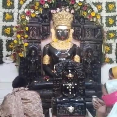 राजगीर: नौलखा मंदिर में जैन श्रद्धालुओं द्वारा पूरे परंपरागत तरीके से की गई भगवान मुनीसुवरत्नाथ स्वामी की पूजा-अर्चना