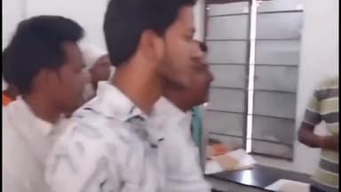 बोखड़ा: दाखिल खारिज में हो रही देरी की शिकायत मिलने पर बोखड़ा अंचल कार्यालय पहुंचे प्रखंड प्रमुख, कर्मचारी को लगाई फटकार