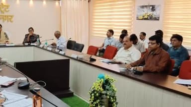 अशोक नगर: प्रतिदिन समीक्षा कर सीएम हेल्‍पलाइन की शिकायतों का कराएं निराकरण: कलेक्ट्रेट सभाकक्ष में टीएल की बैठक में कलेक्टर