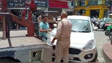 मुज़फ्फरनगर: बालाजी चौक पर यातायात पुलिस ने सड़क पर खड़ी 4 कारों के काटे चालान, कारों को भिजवाया पुलिस लाइन