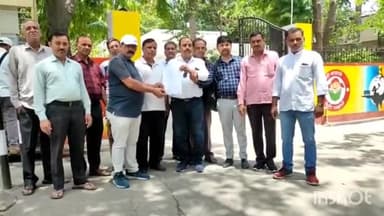 मुज़फ्फरनगर: सुनार समाज के लोगों ने समाज की धर्मशाला पर भू-माफिया के कब्जे को लेकर डीएम कार्यालय में जिलाधिकारी को सौंपा ज्ञापन