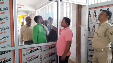 जमुई: अलग-अलग मामलों में फरार चल रहे 4 लोगों ने जमुई कोर्ट में किया आत्मसमर्पण, मेडिकल जांच के लिए लाया गया सदर अस्पताल