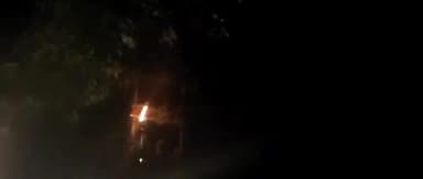 किशनी: कुसमरा में बिजली के ट्रांसफार्मर के तारों में लगी आग 200 घरों की बिजली बाधित, बिजली विभाग की मशक्कत के बाद हुई सुचारु