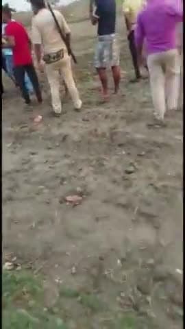 बेतिया: गौरीपुर शेख टोला में पुलिस और ग्रामीणों में झड़प एएसआई राजीव कुमार ने निकाला पिस्टल वीडियो हुआ सोशल मीडिया पर वायरल