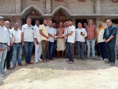 नबीनगर: शिक्षिका की मौत पर नवीनगर शिक्षक संघ ने परिजन को मदद के लिए सौंपा चेक