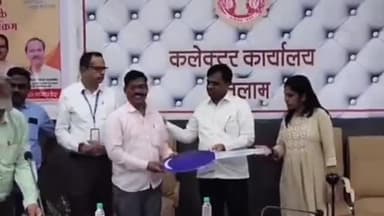 रतलाम नगर: जिला कलेक्ट्रेट में मुख्यमंत्री उद्यम क्रांति योजना के तहत हितग्राहियों को बांटे गए करोड़ों के लाभ पत्र