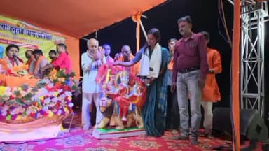 बरकागाँव: बड़कागांव की विधायक अंबा प्रसाद ने केरेडारी के पगार ग्राम के मंदिर में माता दुर्गा की आकर्षक प्रतिमा भेंट की