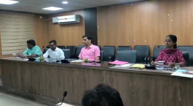 मीनापुर: मीनापुर में छात्रावास की जमीन का सचिव ने किया निरीक्षण