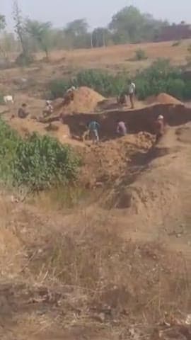 पृथ्वीपुर: पृथ्वीपुर के चौमो गांव के खिरक भसुअन से गुजरी नदी से बालू निकालते रोका तो इन लोगों ने दी उल्टी धमकी #आज_की_खबर