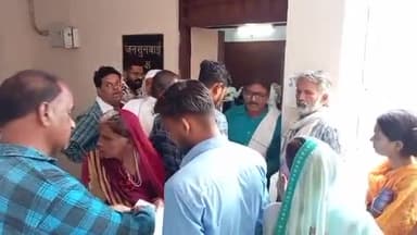 होशंगाबाद नगर: बिजली के पोल नहीं लगने पर मालाखेड़ी के लोग कलेक्टर कार्यालय पहुंचे, पोल लगवाने की मांग की