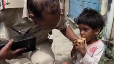 करनाल: फूसगढ़ रोड पर लावारिस स्थिति में घूमता हुआ मिला 2 साल का बच्चा, पुलिस अपने साथ लेकर पहुंची सेक्टर 32-33 थाना