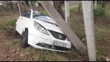 जगाधरी: राधा स्वामी सत्संग भवन के पास खड़ी गाड़ी पर गिरा बिजली का खंभा, बड़ा हादसा होने से टला