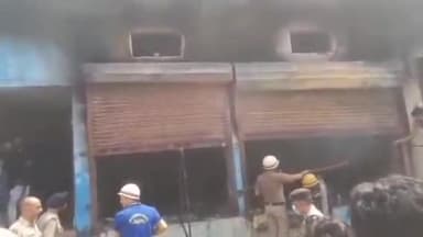 हरिद्वार: घास मंडी स्थित कंबल के गोदाम में लगी भीषण आग दमकल विभाग की 3 गाड़ियां मौके पर