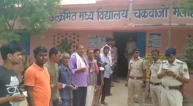 महुआ: अनुमंडल क्षेत्र में पंचायत उपचुनाव के लिए मतदान जारी, सुरक्षाकर्मी बूथों पर तैनात