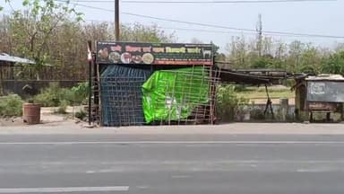 बलरामपुर समाचार बलरामपुर बहराइच 730 एनएच की पटरी पर चिकन बिरयानी की दुकान बनाकर किया गया अवैध कब्जा मामला निकट धुसाहः कोतवाली देहात जनपद बलरामपुर  का है जहां पर पटवारियों पर अवैध रूप से कई जगह दुकान बनाकर कब्जा किया गया सदर तहसीलदार ने कहा