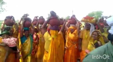 टूंडला: गांव गढ़ी घिरौली में श्रीमद्भागवत कथा को लेकर निकाली गई कलश यात्रा, काफी संख्या में महिला पुरुष और बालिकाएं रही शामिल
