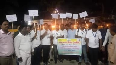 जंदाहा: प्रस्तावित आदर्श पंचायत बसंतपुर में स्वच्छता का संदेश देने के लिए स्वच्छता ग्राहियों ने निकाला कैंडल मार्च