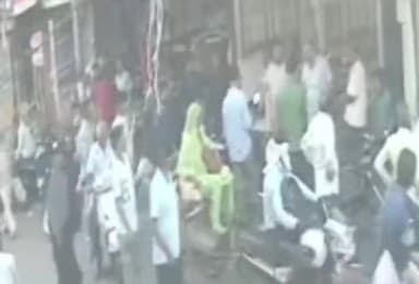 बहराइच: चौक बाजार में गाड़ी खड़ी करने को लेकर हुआ विवाद; सीसीटीवी फुटेज हुआ वायरल, व्यापारी ने पुलिस को दी तहरीर