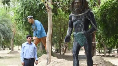 कानपुर: नगर आयुक्त ने नाना राव पार्क स्थित आदर्श व्यायाम शाला व गणेश उद्यान को जोड़ने वाली फुटओवर ब्रिज का किया औचक निरीक्षण