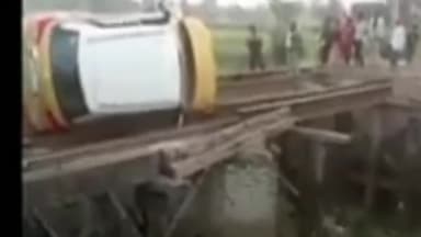 उतरौला: मधपुर के पास Breza कार फिल्मी स्टाइल मे 30 फीट ऊंचा उड़कर पास के पुराने पुल पर गिरीं