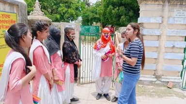 बलरामपुर: जिले के समस्त थानों की एंटी रोमियो टीम ने सार्वजनिक स्थानों पर मिशन शक्ति के तहत महिलाओं व बालिकाओं को किया जागरूक