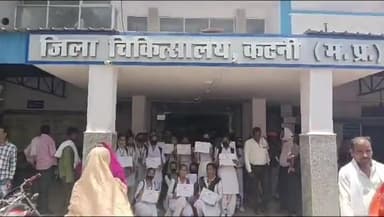 कटनी नगर: प्रबंधक के द्वारा कटनी ज़िला अस्पताल में स्कूली बच्चों को प्रशिक्षण के बाद दिए गए प्रमाण पत्र