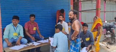 पूर्णिया पूर्व: त्रिस्तरीय पंचायत उप-चुनाव में गौरा पंचायत में शांतिपूर्ण माहौल में चल रहा मतदान, पुलिस बल तैनात