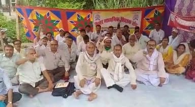 जहानाबाद: बिहार राज्य माध्यमिक शिक्षक संघ के सदस्यों ने अपनी मांगों के समर्थन में समाहरणालय के समक्ष चौथे दिन भी जारी रखा धरना