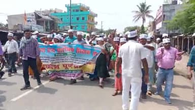 मधेपुरा: राज्य कर्मी का दर्जा सहित अन्य कई मांगों को लेकर नियोजित शिक्षकों ने जिला मुख्यालय में किया प्रदर्शन, जमकर की नारेबाजी