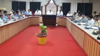 बलरामपुर: कलेक्ट्रेट में ₹50 लाख से अधिक लागत की निर्माण परियोजनाओं के निर्माण कार्यों की समीक्षा बैठक हुई संपन्न, डीएम रहे मौजूद