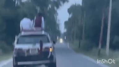 मुज़फ्फरनगर: पुरकाजी में कार की छत पर बैठकर स्टंट करने का वीडियो हुआ वायरल, जान को जोखिम में डाल रहे हैं युवक