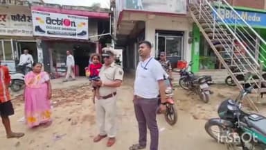 जमुई: कृष्णपट्टी मोहल्ला में भटकर रही 3 वर्षीय बच्ची को यातायात प्रभारी ने किया बरामद,महिला थाना से किया गया परिजन के हवाले