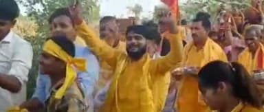 किशनी: ग्राम नगला तारा में श्रीमद्भागवत कथा से पूर्व मंत्रोच्चारण के बाद निकाली गई कलश यात्रा, झूम कर नाचे भक्तगण