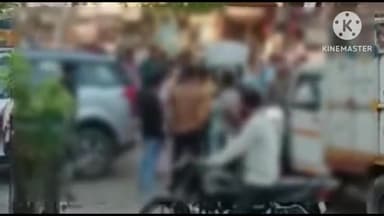 सिरसागंज: थाना सिरसागंज क्षेत्र के इटावा रोड एक छात्रा ने मजनू को सिखाया सबक, बीच रोड पर चप्पलों से की पिटाई