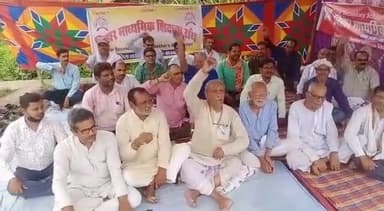 जहानाबाद: कारगिल चौक के पास बिहार राज्य माध्यमिक शिक्षक संघ के सदस्यों ने 5वें दिन भी जारी रखा धरना