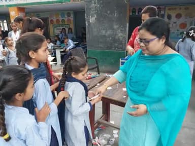 गंगा मां ग्रुप द्वारा यमुना नगर के सरकारी स्कूल के बच्चों को पेंसिल रबड़ शारपनर वितरित किए गये