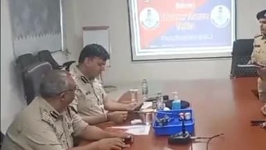 रतलाम नगर: डीआईजी मनोज कुमार सिंह पहुंचे रतलाम, एसपी से मुलाकात कर कार्यालय का किया निरीक्षण