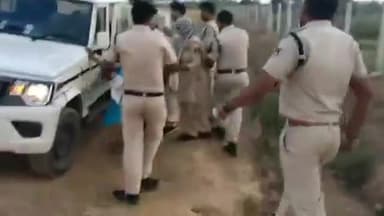 mahilaon ke sath buson ki Karti police