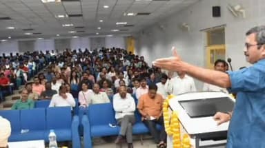 BHU में टेबलेट-स्मार्टफोन वितरण कार्यक्रम का हुआ शुभारम्भ, विज्ञान संस्थान के 1075 छात्रों को MLA नीलकंठ ने दिया टेबलेट