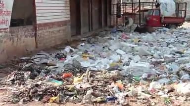 होशंगाबाद नगर: शहर के इतवारा बाजार स्थित महावीर टॉकीज प्रांगण में लगा कचरे का ढेर व्यापारियों ने किए सीएम हेल्पलाइन पर शिकायत